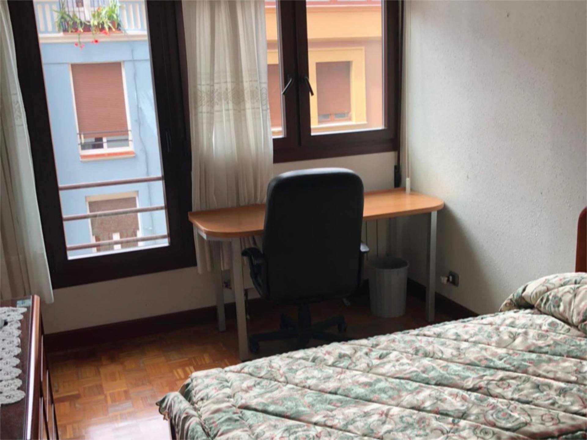 Bedroom of Flat to share in Bilbao   with Heating, Parquet flooring and Furnished