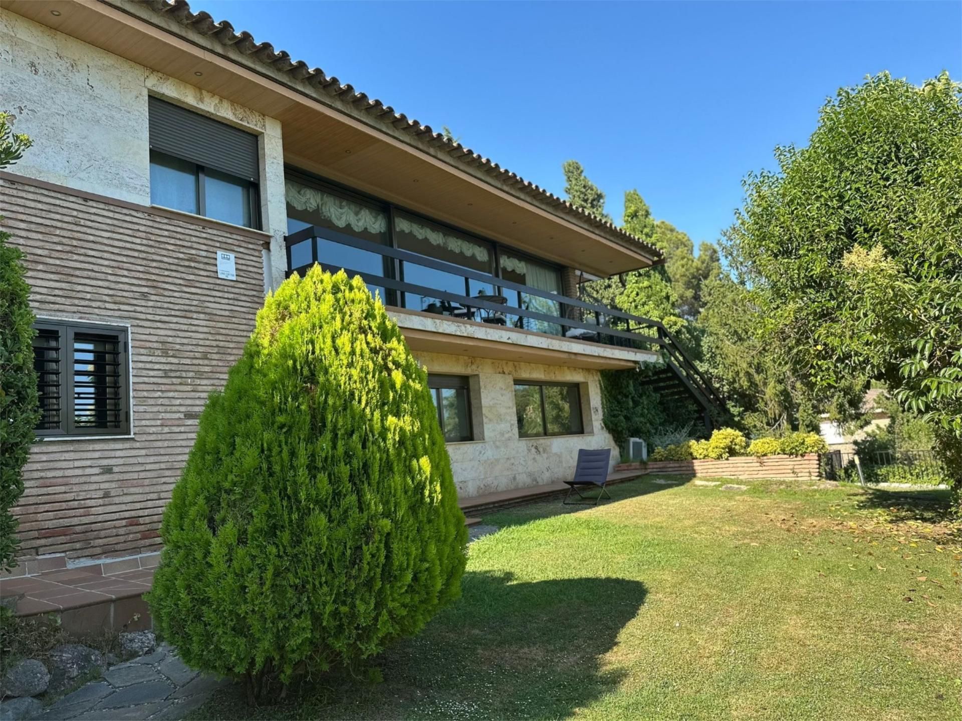 Exterior view of House or chalet for sale in Cerdanyola del Vallès  with Air Conditioner, Terrace and Swimming Pool