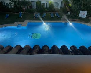 Piscina de Àtic en venda en Marbella amb Aire condicionat, Calefacció i Jardí privat
