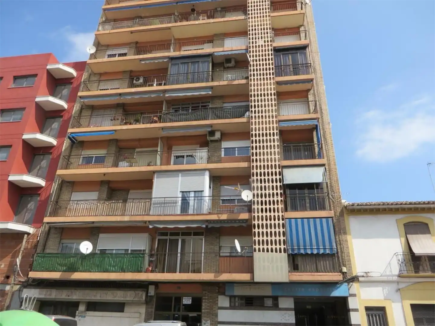Vista exterior de Pis en venda en Oliva amb Calefacció, Parquet i Terrassa