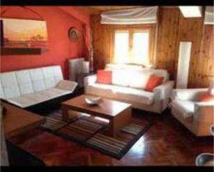 Sala d'estar de Apartament de lloguer en Jaca amb Calefacció i Moblat