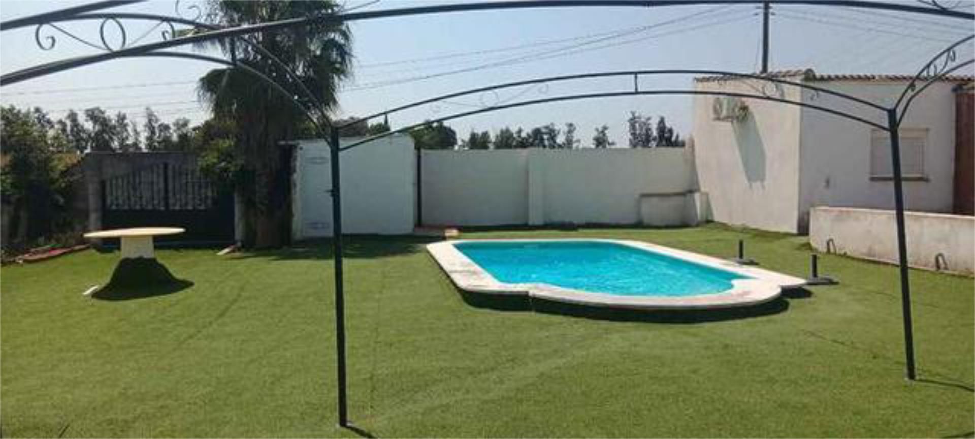 Piscina de Casa adosada de lloguer en Dos Hermanas amb Jardí privat, Terrassa i Piscina
