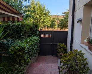 Vista exterior de Casa adosada en venda en Sant Pere de Ribes amb Aire condicionat, Terrassa i Balcó