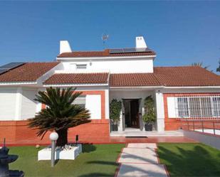 Exterior view of Single-family semi-detached for sale in Valencina de la Concepción  with Terrace and Swimming Pool