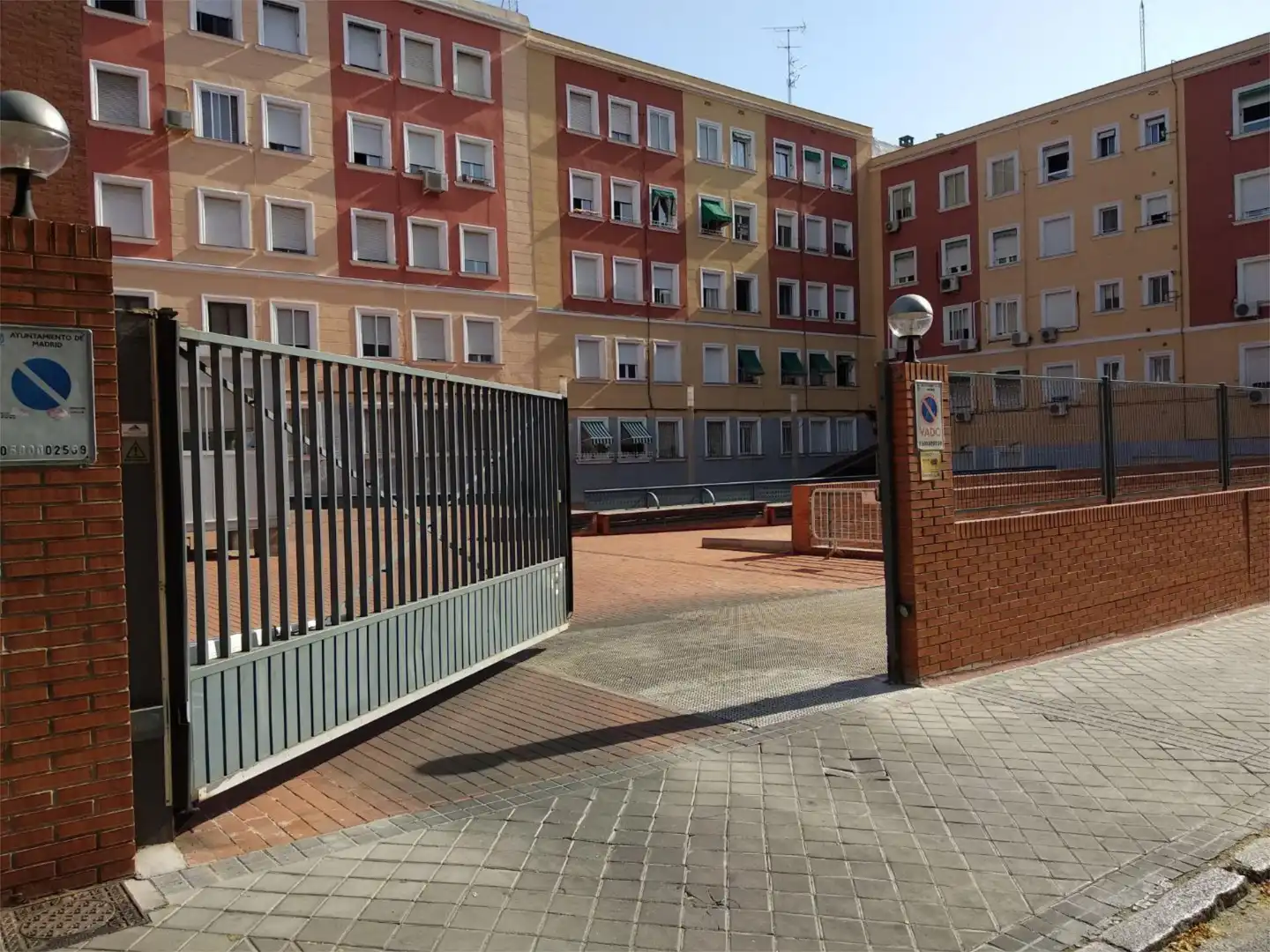 Exterior view of Garage for sale in Madrid