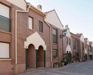 Vista exterior de Casa adosada en venda en  Logroño amb Calefacció, Jardí privat i Piscina