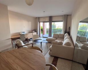 Sala d'estar de Pis en venda en Estepona amb Aire condicionat, Terrassa i Piscina