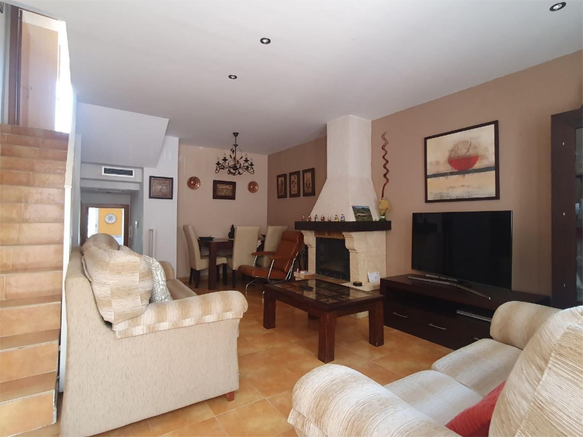 Sala d'estar de Casa adosada en venda en Ludiente amb Aire condicionat, Terrassa i Moblat
