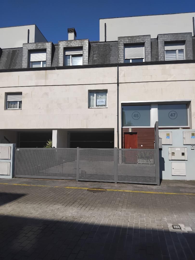 Vista exterior de Pis en venda en Derio amb Terrassa i Balcó