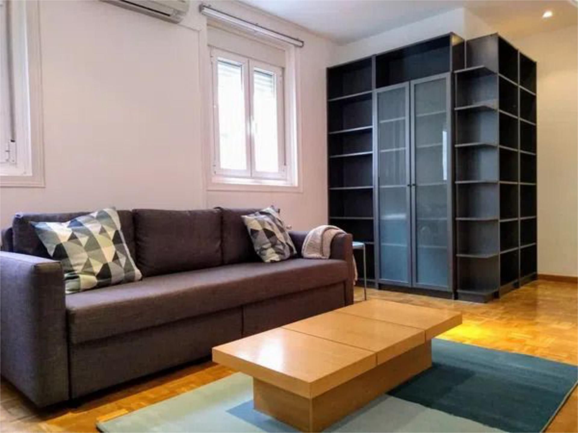 Living room of Flat to rent in  Madrid Capital  with Air Conditioner, Heating and Parquet flooring