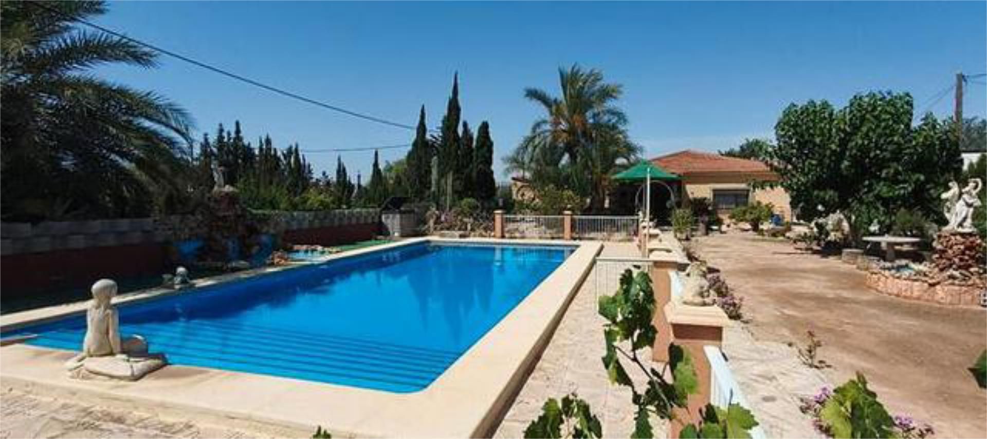 Piscina de Casa adosada en venda en Crevillent amb Calefacció, Jardí privat i Terrassa