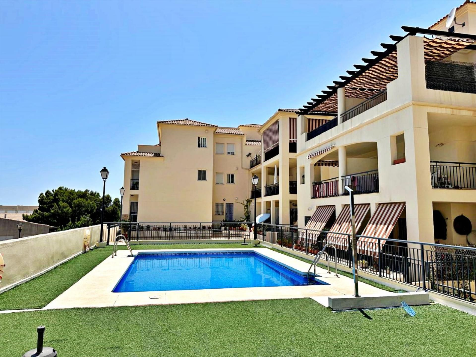 Vista exterior de Pis en venda en Benalmádena amb Aire condicionat, Terrassa i Piscina