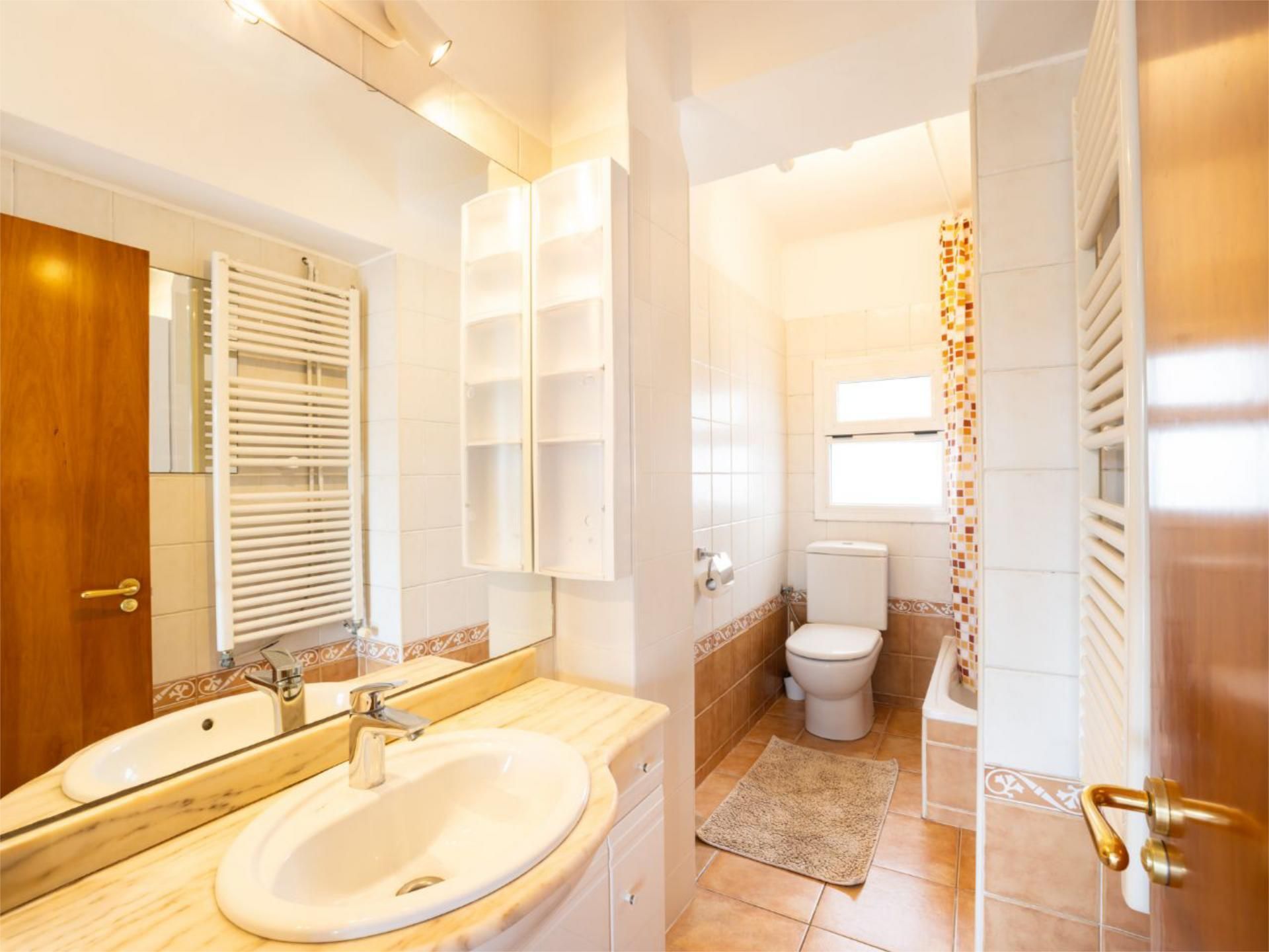 Bathroom of Flat to share in  Barcelona Capital  with Air Conditioner, Heating and Furnished