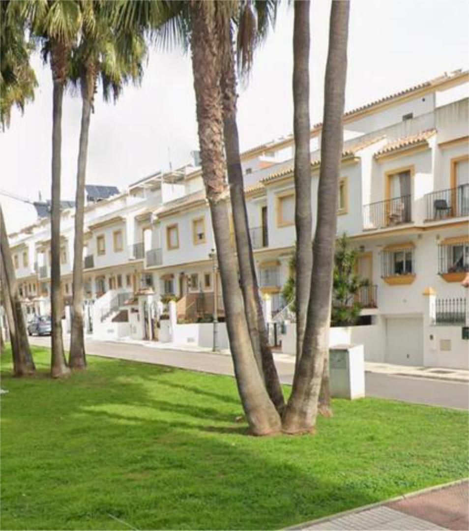 Vista exterior de Casa o xalet de lloguer en Estepona amb Calefacció, Terrassa i Traster