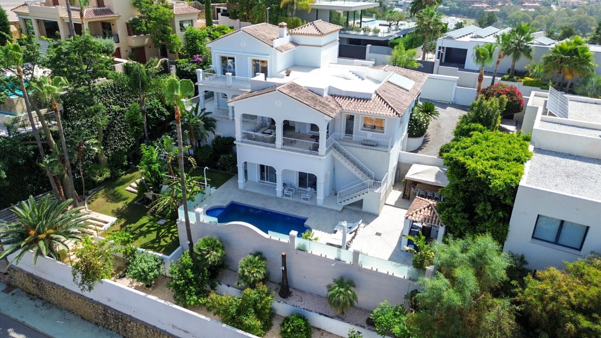 Vista exterior de Casa o xalet en venda en Benahavís amb Aire condicionat, Terrassa i Piscina