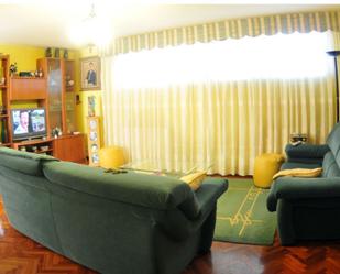 Sala d'estar de Pis de lloguer en Santiago de Compostela  amb Calefacció, Parquet i Moblat