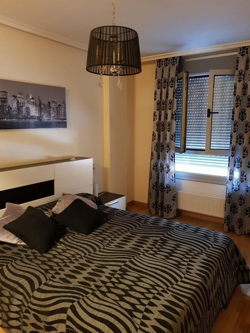Bedroom of Flat for sale in Oviedo   with Heating, Parquet flooring and Storage room