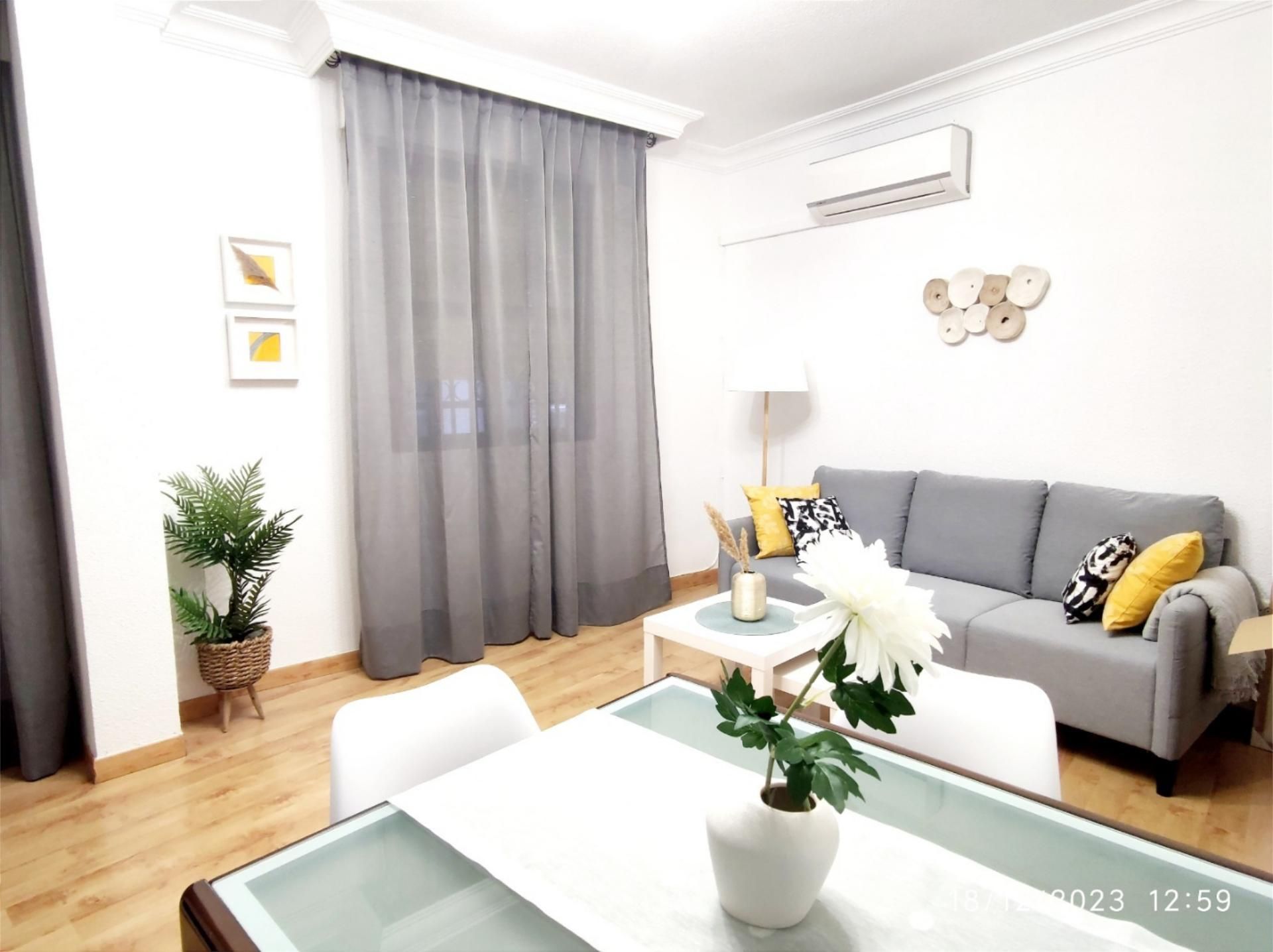 Flat to rent in Calle Almendros Aguilar, 48, Ctra. Circunvalación - La Magdalena