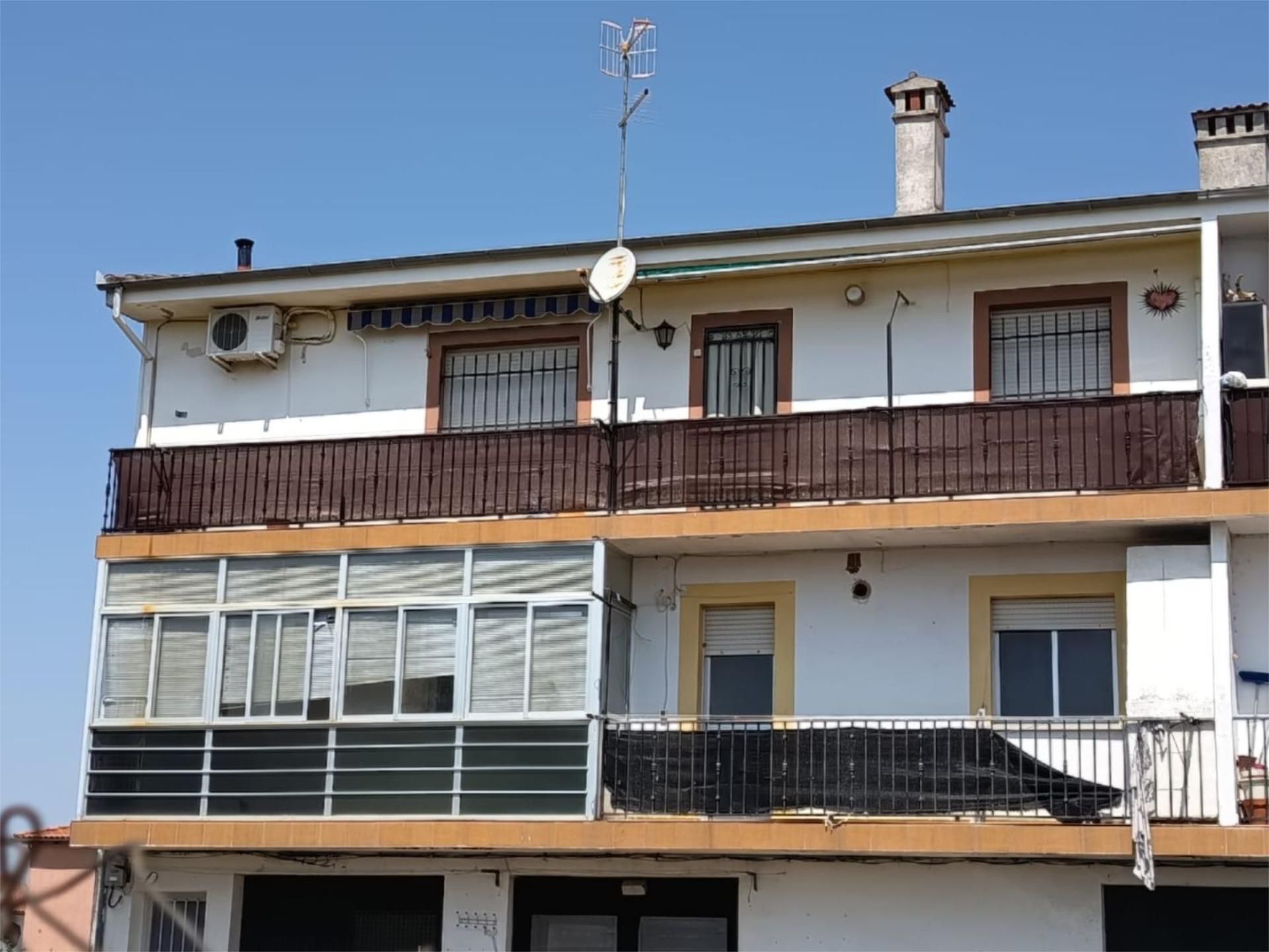 Vista exterior de Pis en venda en Zarza de Granadilla amb Terrassa i Balcó