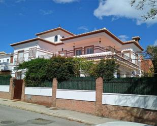 Vista exterior de Casa o xalet en venda en Motril amb Aire condicionat, Jardí privat i Terrassa