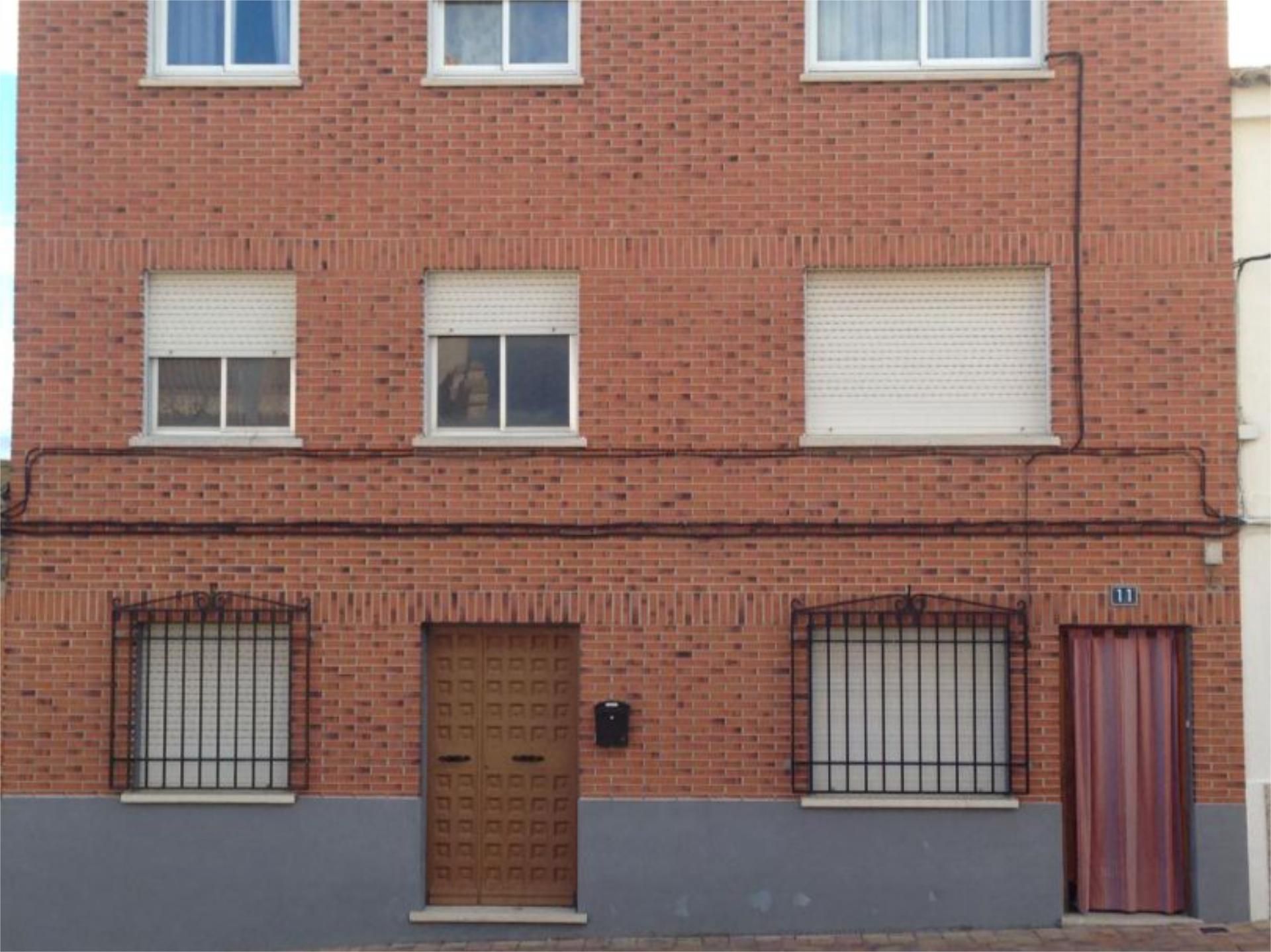 Vista exterior de Casa adosada en venda en El Carpio de Tajo amb Aire condicionat, Jardí privat i Terrassa