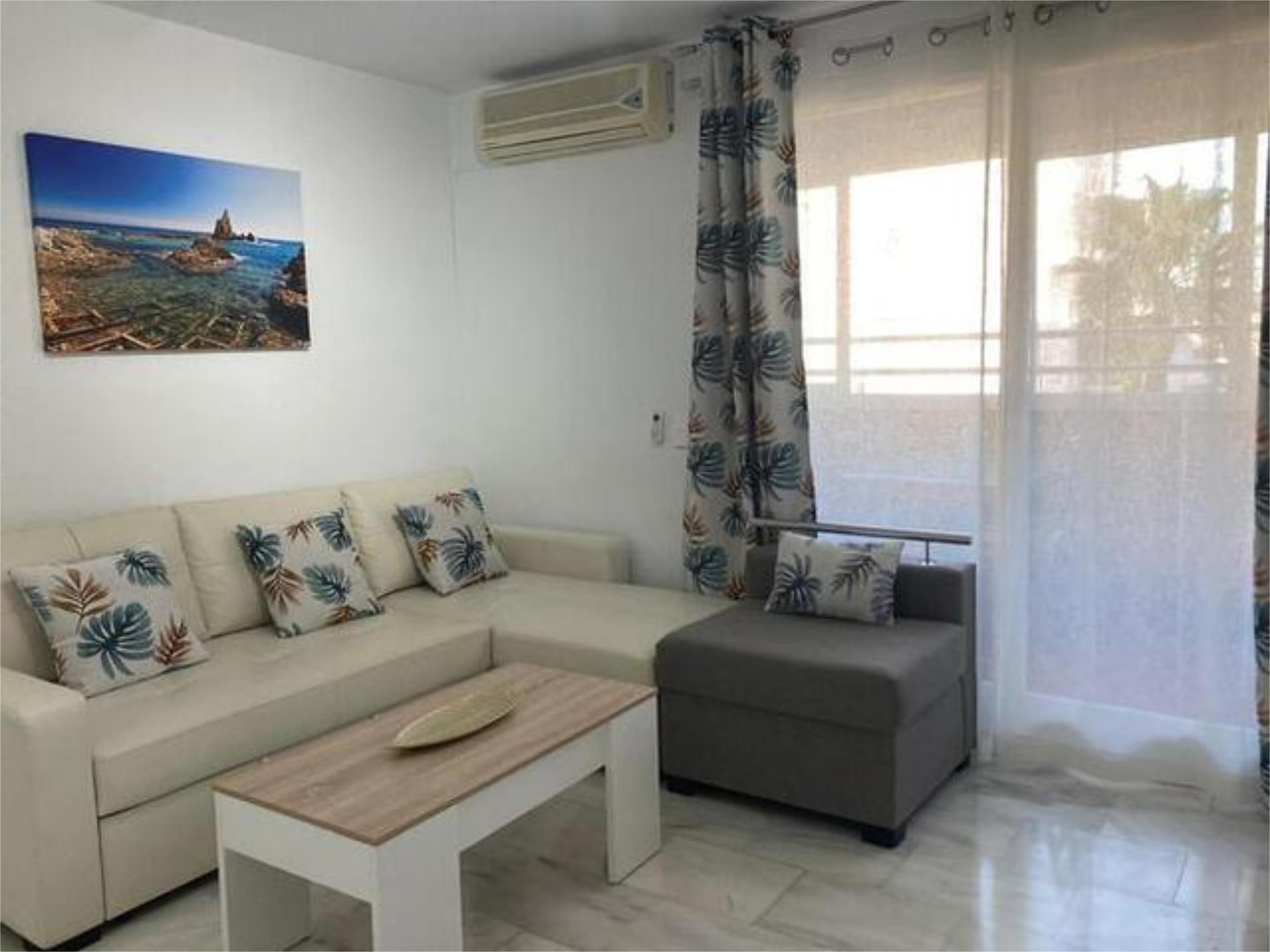 Sala d'estar de Apartament de lloguer en Roquetas de Mar amb Calefacció, Terrassa i Piscina