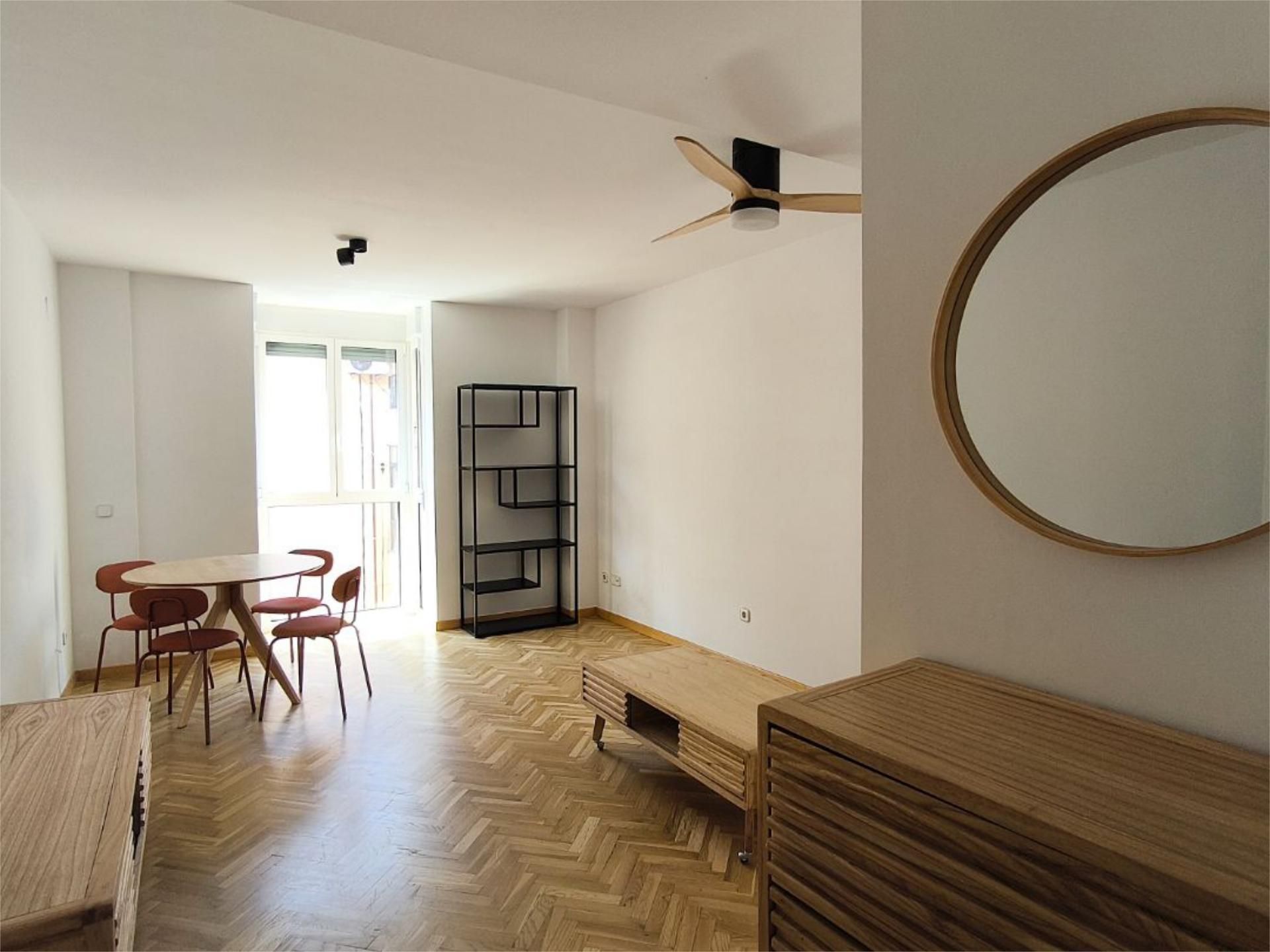 Living room of Flat to rent in  Madrid Capital  with Air Conditioner, Heating and Parquet flooring