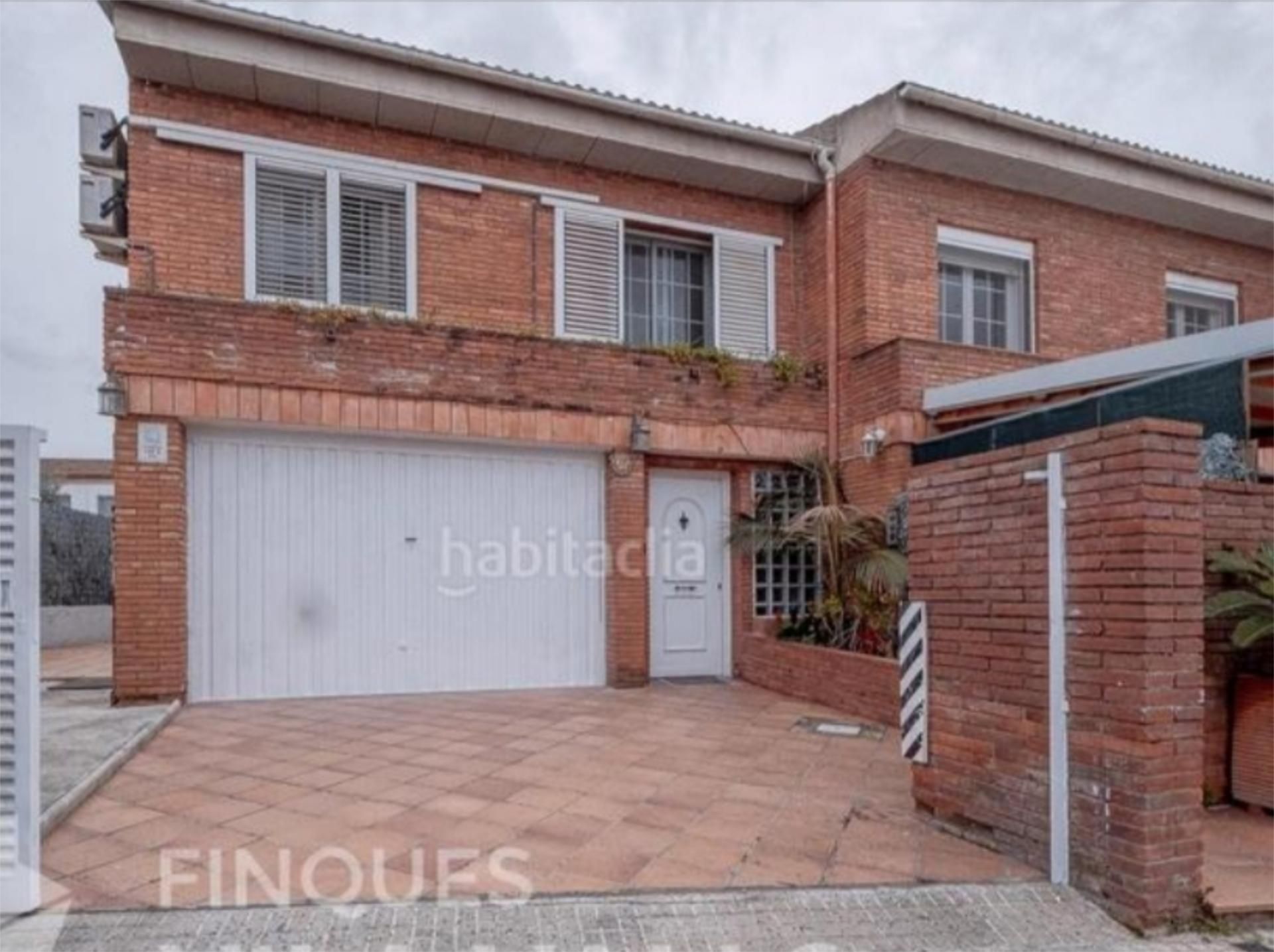 Exterior view of Single-family semi-detached for sale in Palau-solità i Plegamans  with Air Conditioner and Terrace