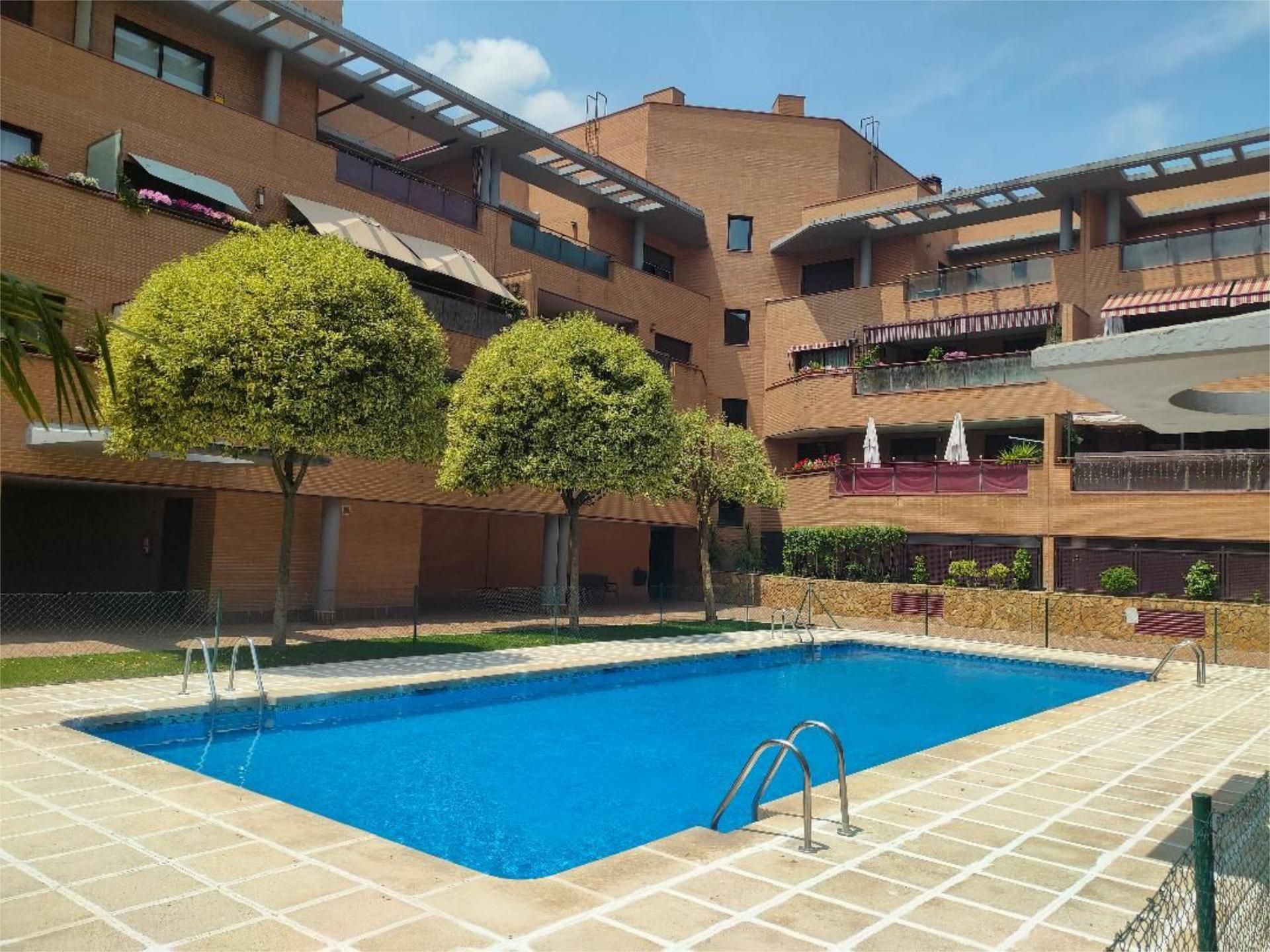 Swimming pool of Flat to share in Yebes  with Heating, Private garden and Parquet flooring