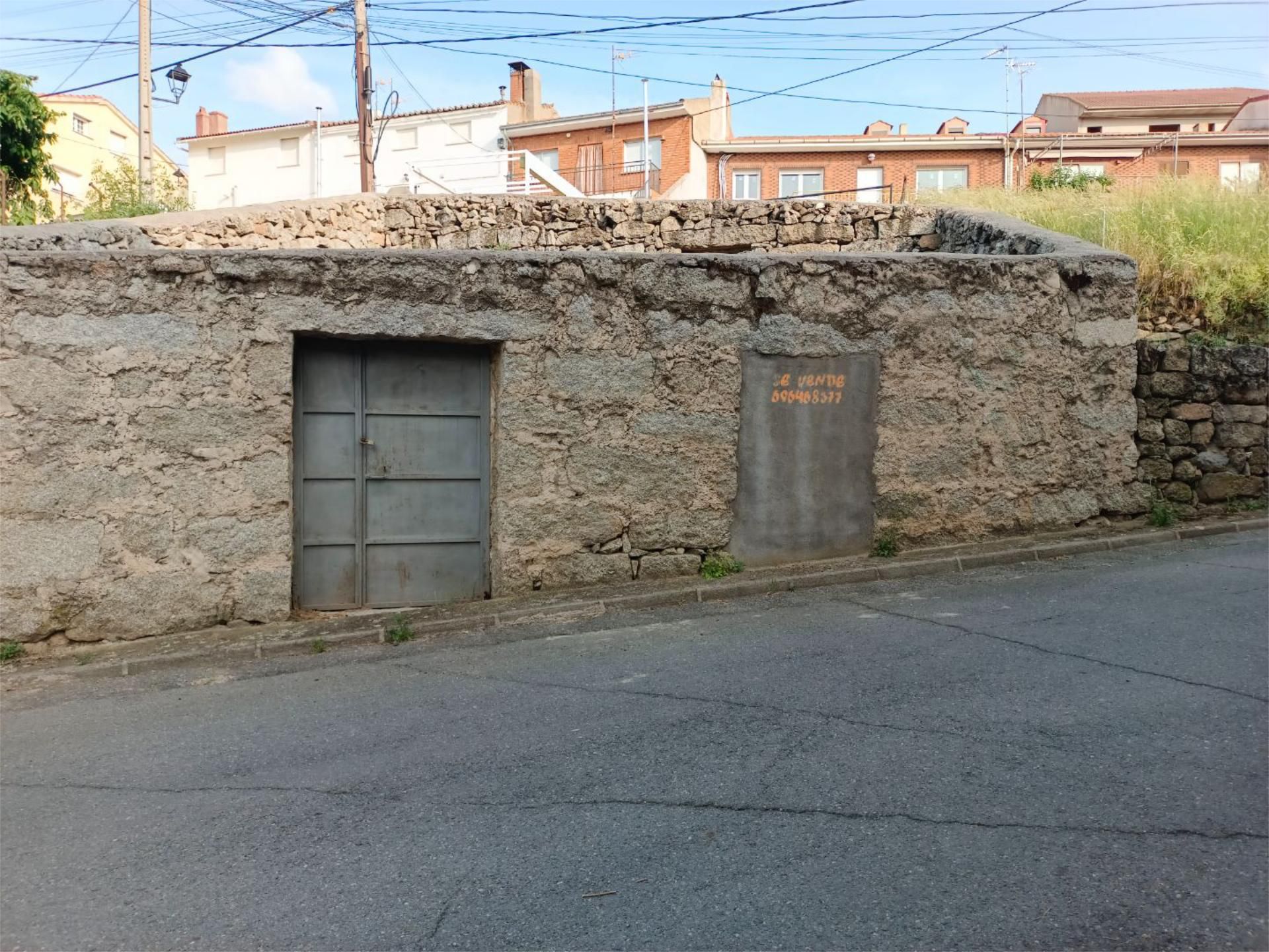 Vista exterior de Planta baixa en venda en Burgohondo amb Jardí privat
