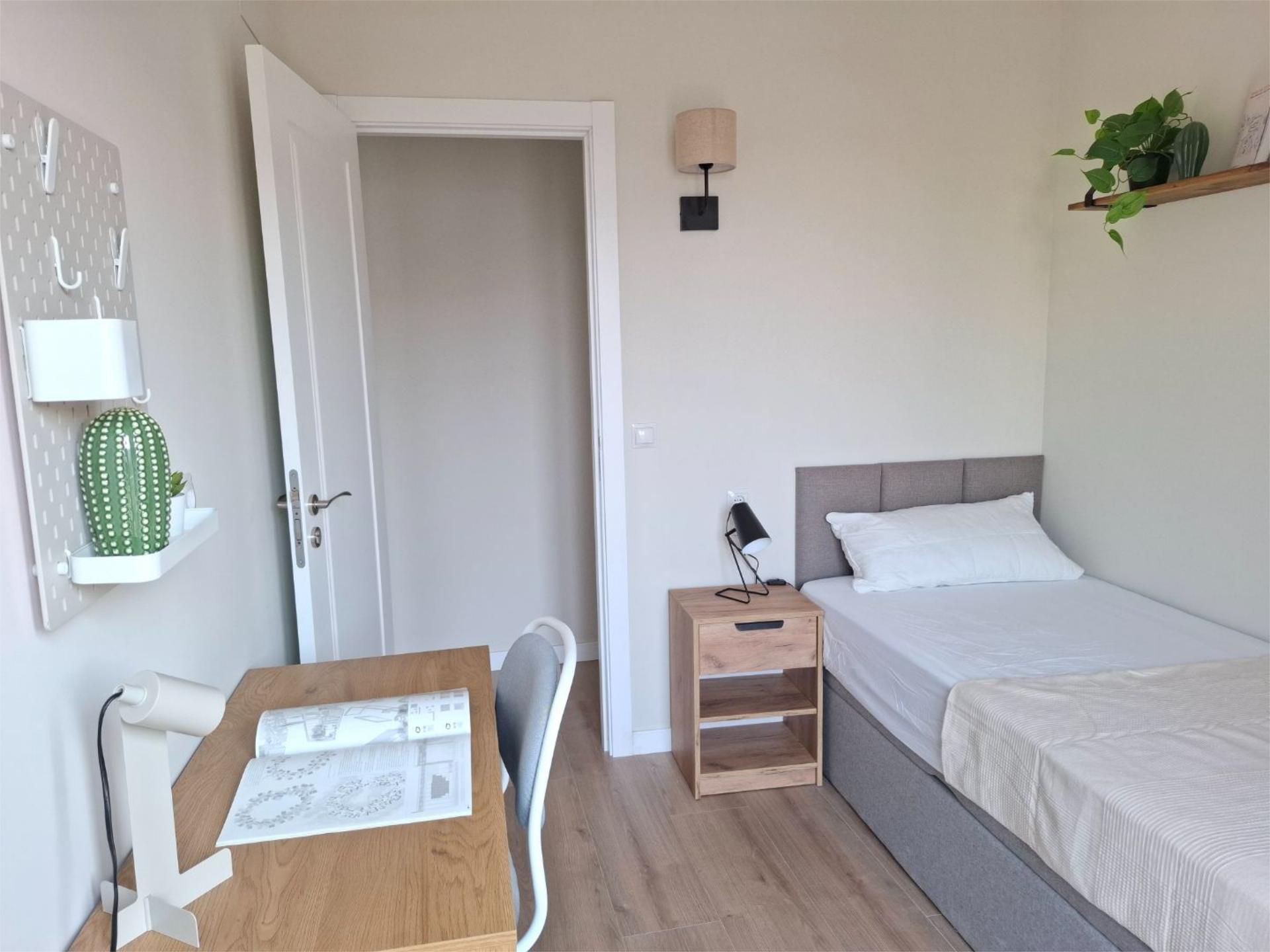 Bedroom of Flat to share in  Madrid Capital  with Air Conditioner, Heating and Parquet flooring