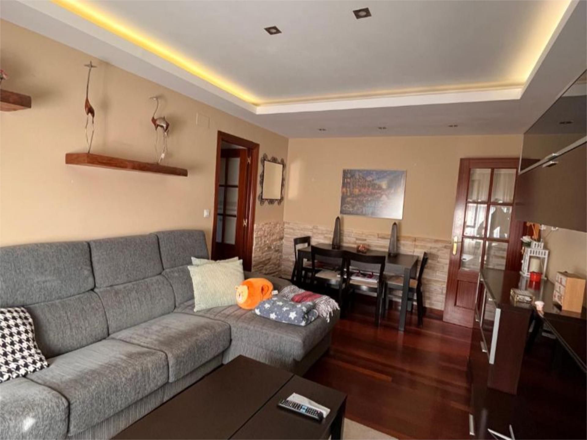 Sala d'estar de Pis en venda en Castro-Urdiales amb Piscina i Balcó