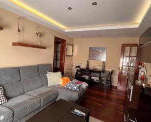 Sala d'estar de Pis en venda en Castro-Urdiales amb Piscina i Balcó