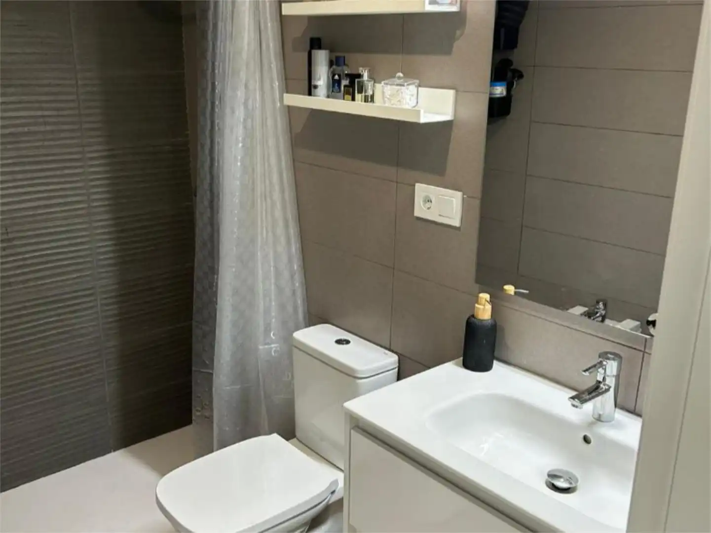 Badezimmer von Wohnung zum Verkauf in Almería mit Klimaanlage, Heizung und Parkett