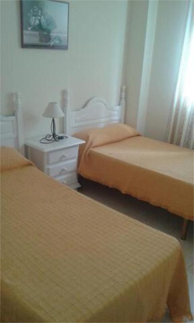 Habitación de Apartamento de alquiler en Chiclana de la Frontera con Terraza, Piscina y Amueblado