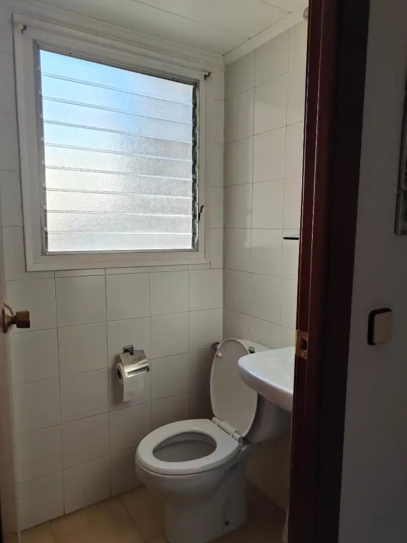 Badezimmer von Wohnung zur Miete in Calafell mit Klimaanlage, Privatgarten und Terrasse