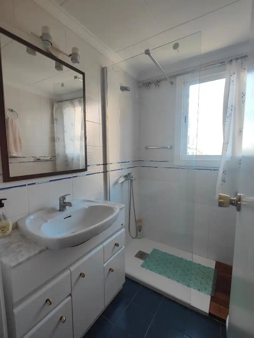 Badezimmer von Wohnung zur Miete in Calafell mit Klimaanlage, Privatgarten und Terrasse
