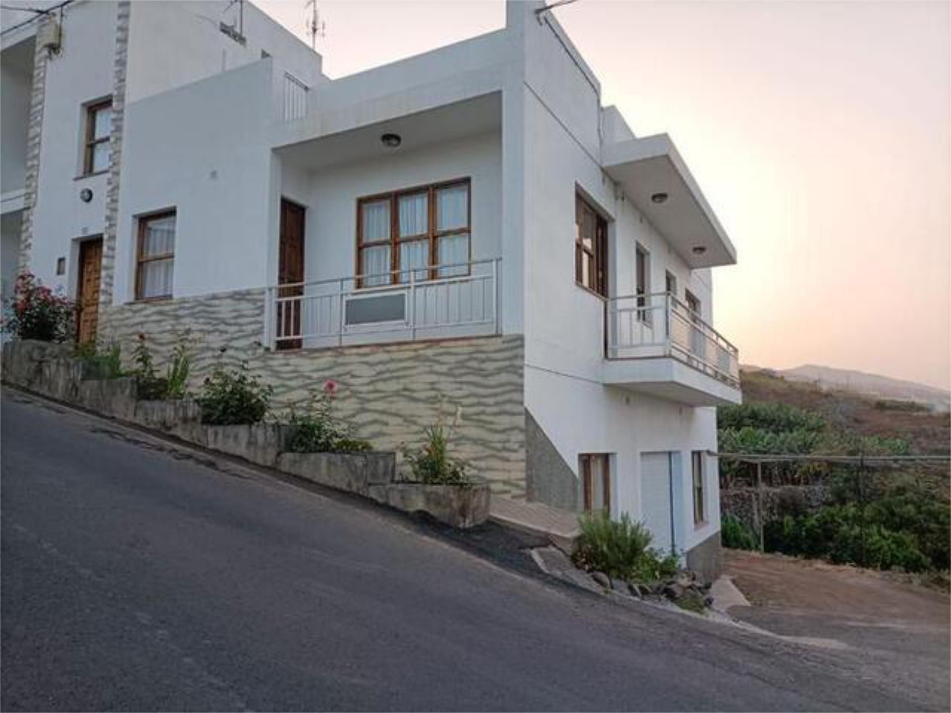 Vista exterior de Casa o xalet en venda en San Andrés y Sauces amb Jardí privat, Terrassa i Traster