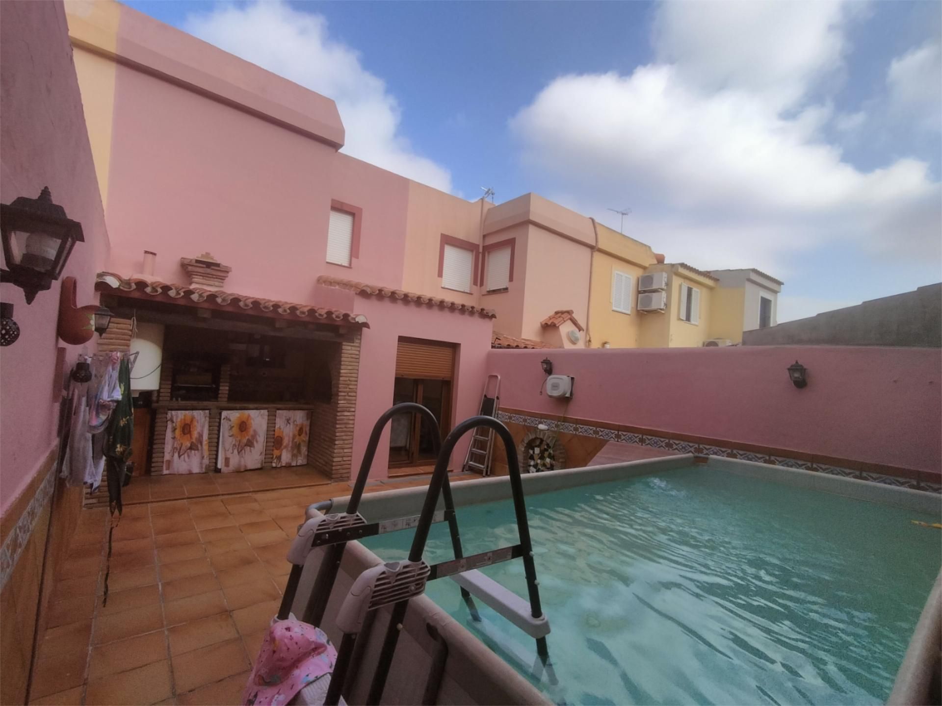 Vista exterior de Casa adosada en venda en Algeciras amb Aire condicionat, Terrassa i Piscina