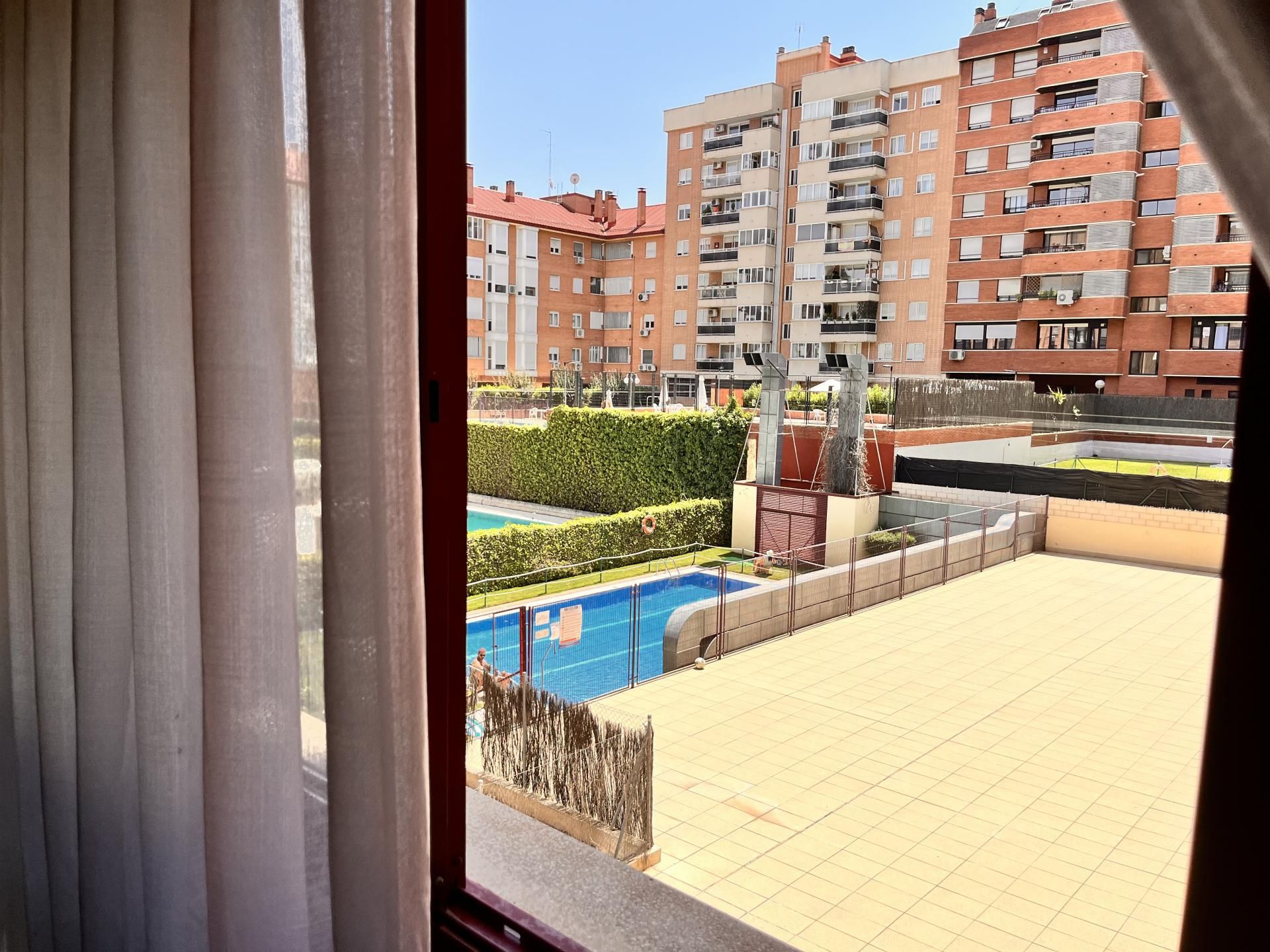 Swimming pool of Flat to rent in  Madrid Capital  with Heating, Terrace and Swimming Pool