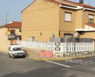 Vista exterior de Pis en venda en Yuncos amb Aire condicionat, Calefacció i Jardí privat