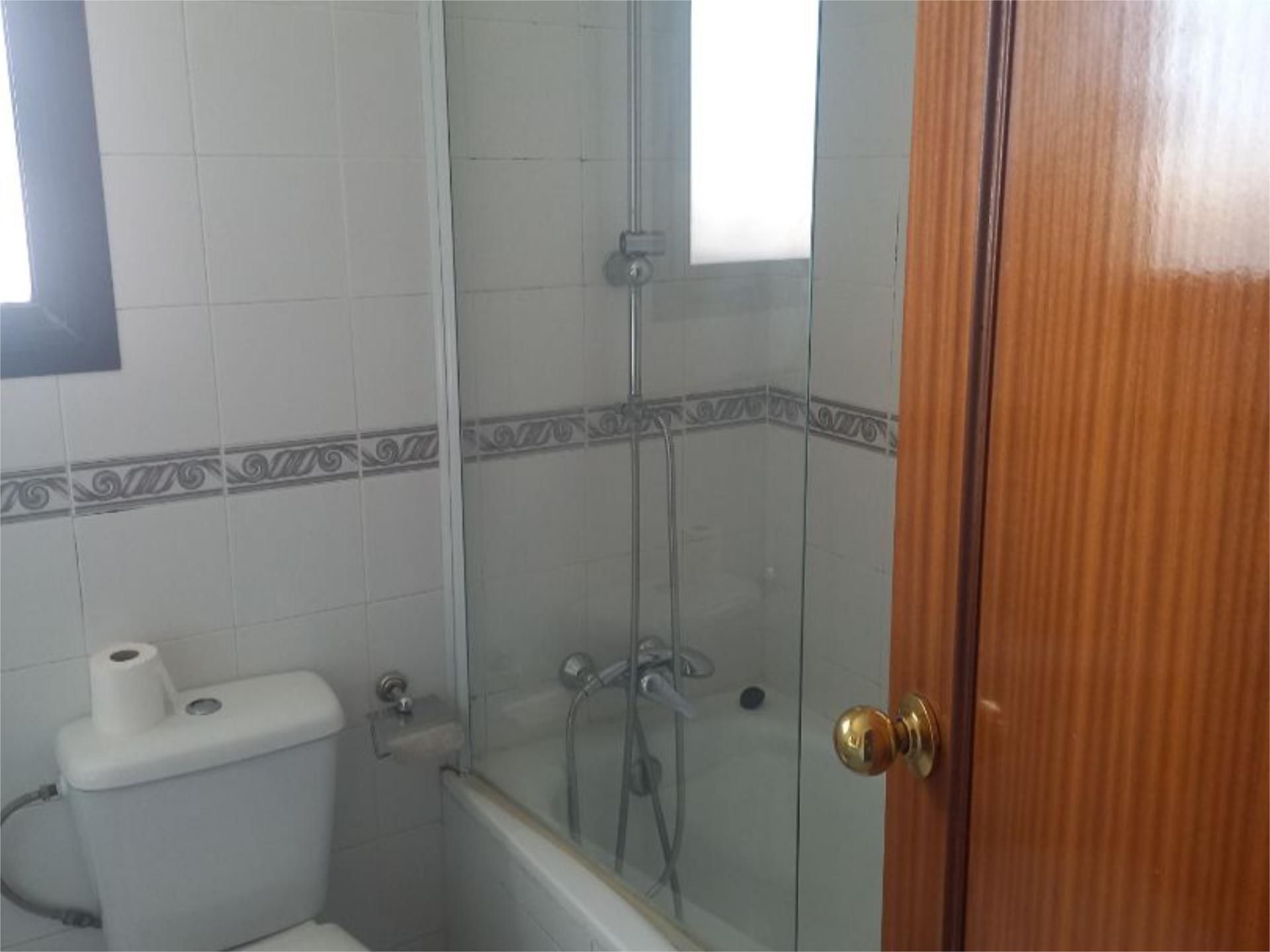 Bathroom of Flat to rent in  Sevilla Capital  with Air Conditioner, Heating and Private garden