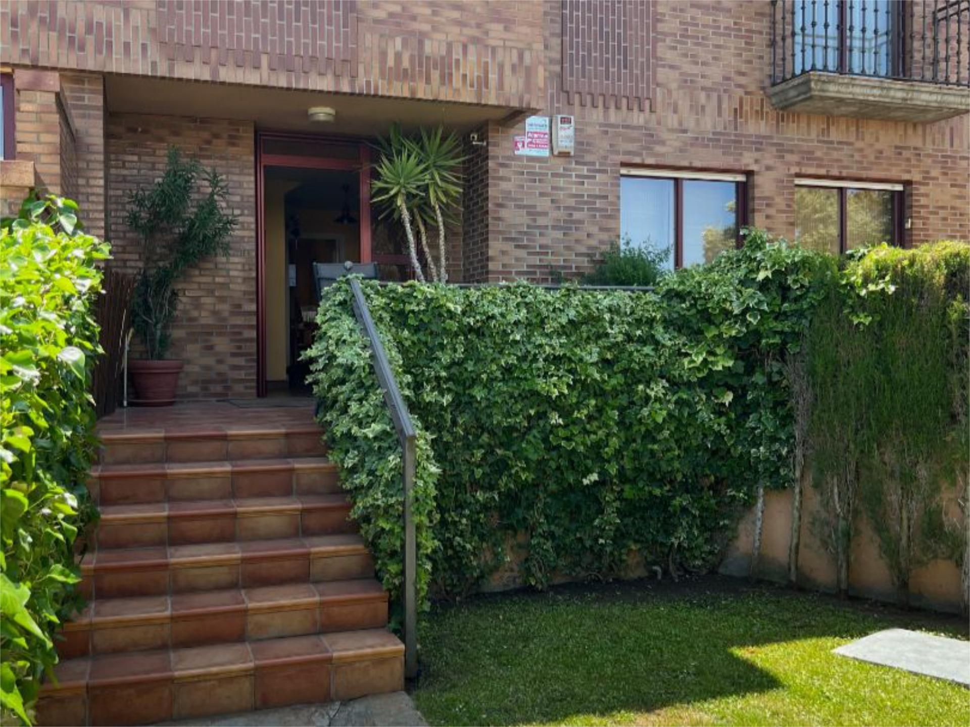 Exterior view of Single-family semi-detached for sale in Simancas  with Terrace, Swimming Pool and Balcony