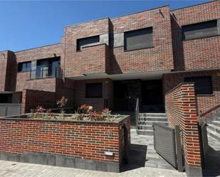 Vista exterior de Casa o xalet de lloguer en Boadilla del Monte amb Aire condicionat, Calefacció i Jardí privat