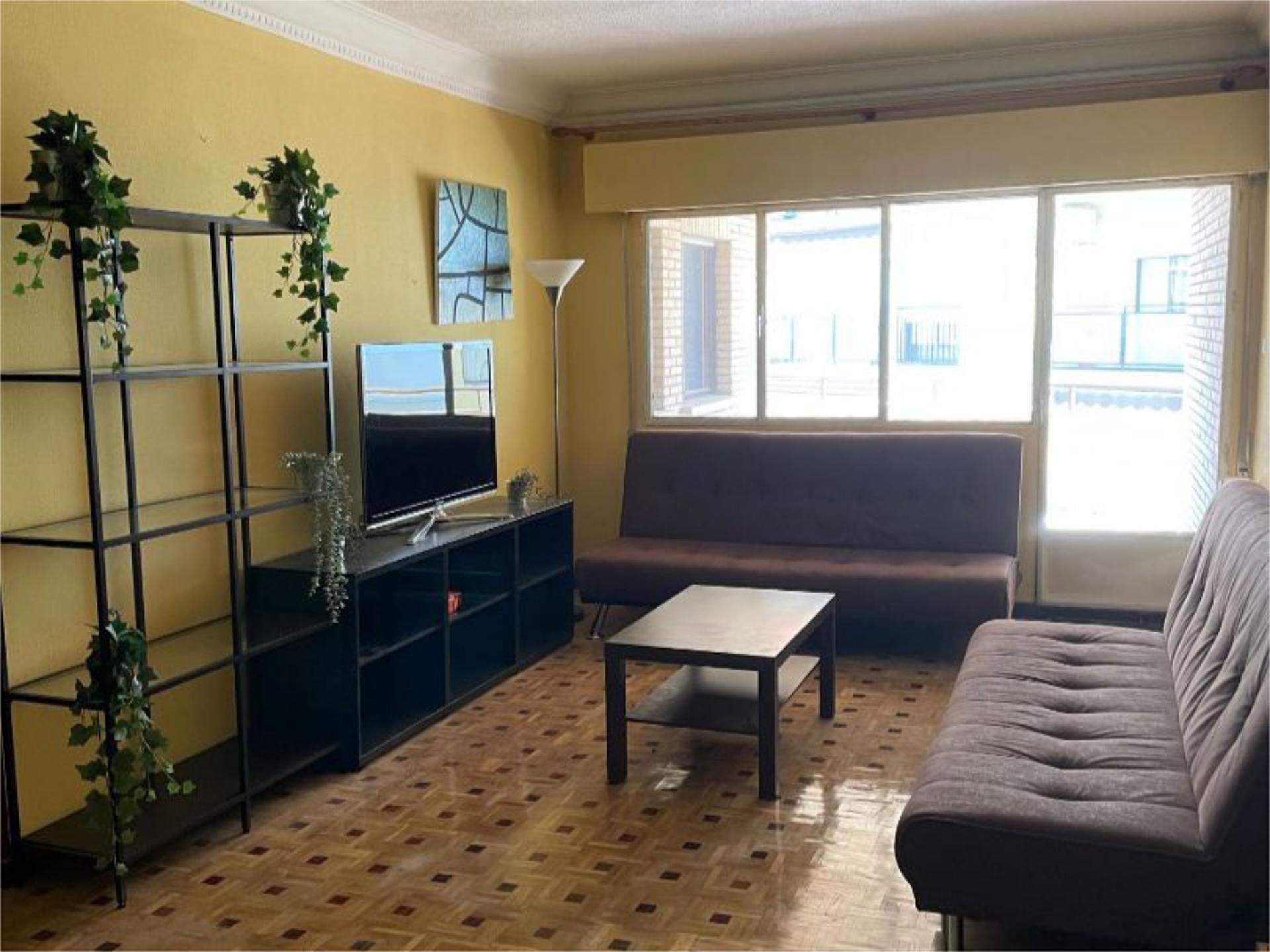 Sala d'estar de Pis per a compartir en Plasencia amb Calefacció, Parquet i Terrassa