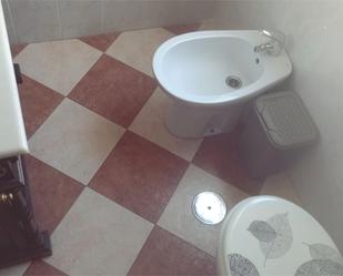 Bany de Casa adosada per a compartir en Bormujos amb Aire condicionat, Terrassa i Moblat