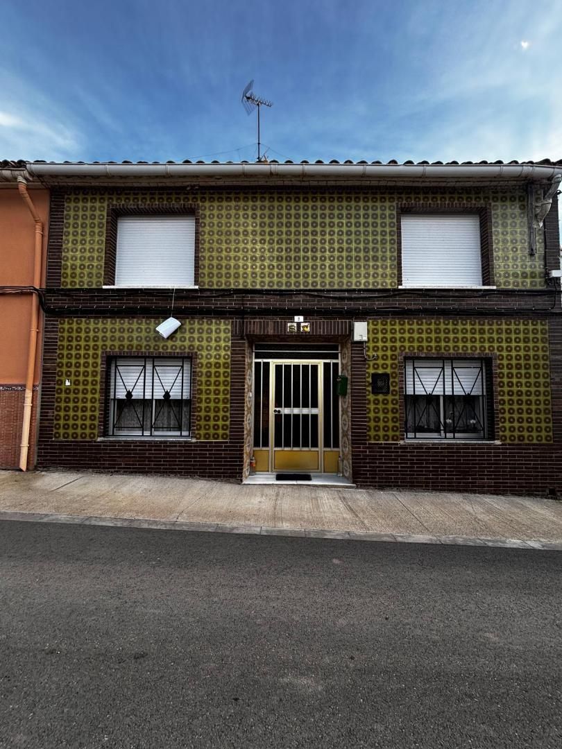 Exterior view of Single-family semi-detached for sale in Fuenterrobles  with Storage room, Furnished and Oven