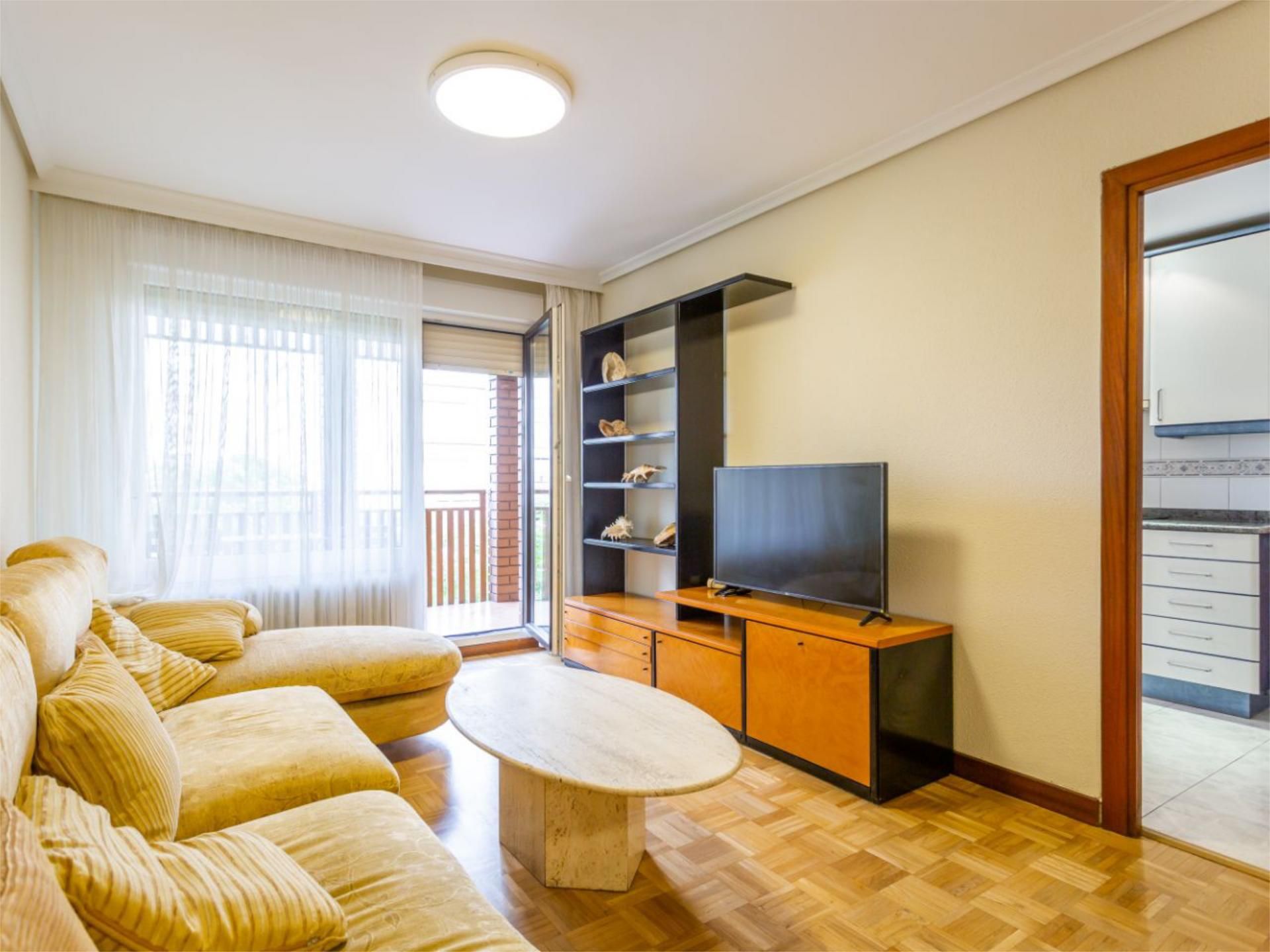Living room of Flat to share in  Pamplona / Iruña  with Heating, Parquet flooring and Terrace