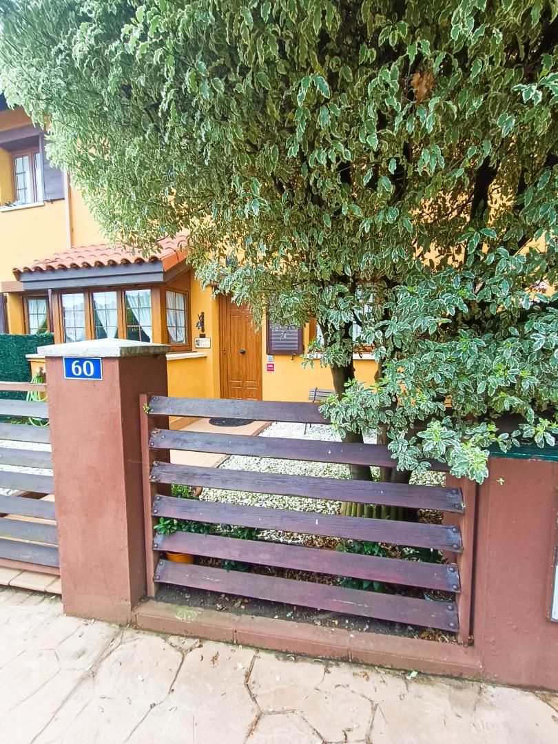 Jardí de Casa adosada en venda en Bareyo amb Calefacció, Terrassa i Traster