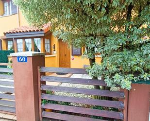 Jardí de Casa adosada en venda en Bareyo amb Calefacció, Terrassa i Traster